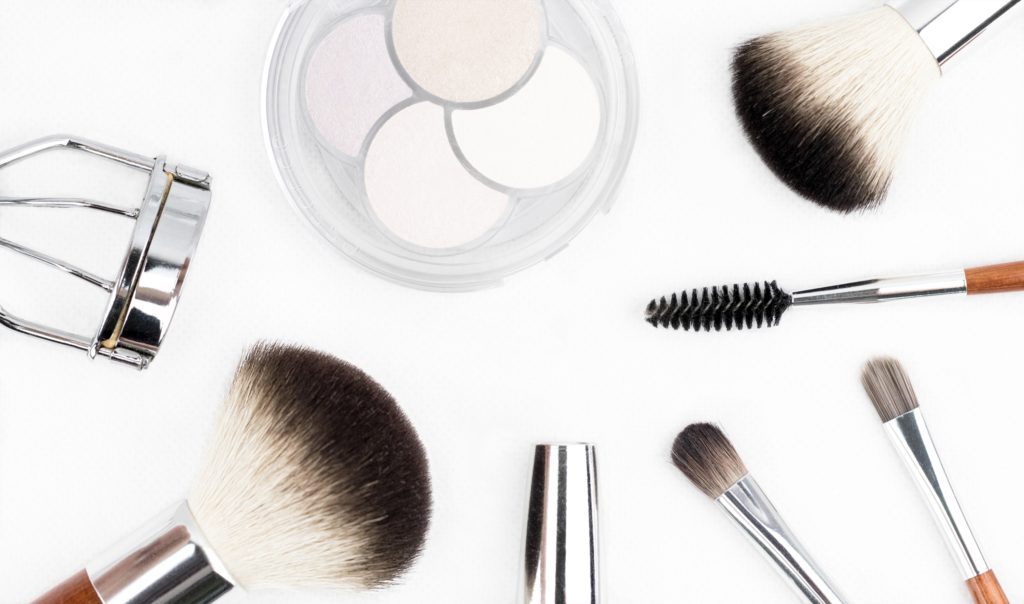 Photo of the types of makeup tools and products that can be used to achieve the no makeup makeup look.  Photo by kinkate from Pexels
